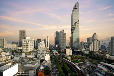Gün batımından önce Bangkok ulaşım Modern İşletme Binası Bangkok, Tayland en iyi görünümü ile.