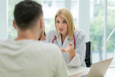 Doktor veya danışmanlık psikiyatrist ve stresli inceleyerek tanı hastanın tıbbi klinik veya hastane sağlık hizmet merkezi dostum.