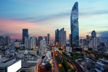 Bangkok ulaşım Modern İşletme Binası Bangkok, Tayland en iyi görünümü ile alacakaranlıkta.