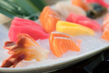 Karışık dilimlenmiş balık sashimi beyaz kase buz üzerinde. Sashimi somon balığı Hamachi karides ve sörf sakin ayarla, çiğ balık, Asya restoran Japon gıda.