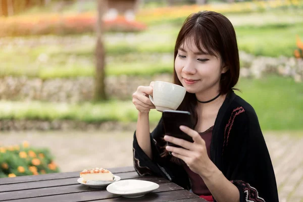 Красиві Азіатські Жінки Користуються Саду Кави Спілкуватися Чаті Смартфон — стокове фото