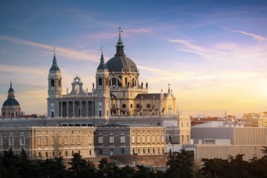Madrid geceleri dönüm noktası. Manzara Santa Maria la Real de La Almudena Katedrali ve Kraliyet Sarayı. Güzel manzarası, Madrid, İspanya.
