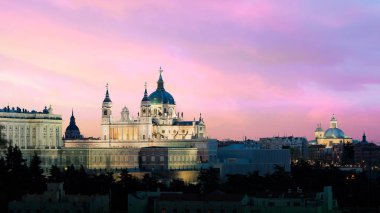 Madrid geceleri dönüm noktası. Manzara Santa Maria la Real de La Almudena Katedrali ve Kraliyet Sarayı. Güzel manzarası, Madrid, İspanya.