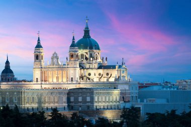 Madrid geceleri dönüm noktası. Manzara Santa Maria la Real de La Almudena Katedrali ve Kraliyet Sarayı. Güzel manzarası, Madrid, İspanya.