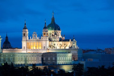 Madrid. Madrid manzarası ile Santa Maria la Real de La Almudena Katedrali ve Kraliyet Sarayı günbatımı sırasında görüntü