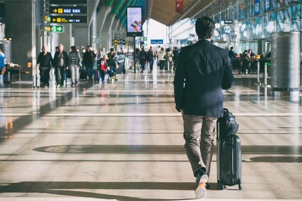 ビジネスマンの旅客ターミナルの出発空港で歩きながらスーツケースを運ぶをクローズ アップ ビジネスマンの旅行者の旅ビジネス旅行 — ストック写真