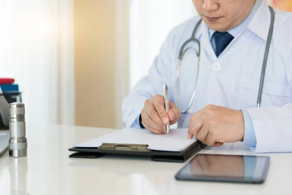 Arzt Schreibt Krankenakte Patientenentlassung Oder Rezeptformular Der Klinik Praxis Mit — Stockfoto