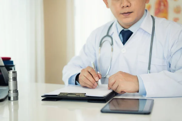 Médico Escribiendo Historia Médica Alta Pacientes Papeleo Del Formulario Prescripción — Foto de Stock