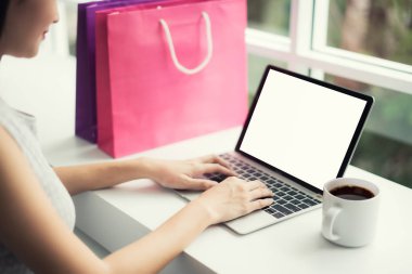 Alışveriş online satın alma ve Web sitesi bir kafede alışveriş, ürünlerini seçtiğiniz torbaları ile Asya alışveriş kadın.