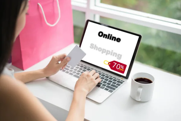 Fiatal Gazdaság Hitelkártya Laptop Számítógép Használata Kávézóban Online Vásárlás Koncepció — Stock Fotó