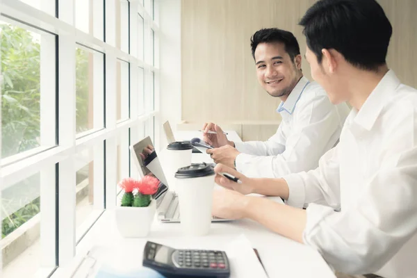 Dois Empresários Asiáticos Sentados Café Discutindo Projeto Negócios Dois Funcionários — Fotografia de Stock