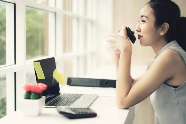 Mulher Negócios Asiática Usando Computador Portátil Beber Café Café Com — Fotografia de Stock