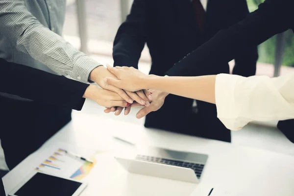 Van Dichtbij Bekijken Hoe Jonge Zakenmensen Hun Handen Ineen Slaan — Stockfoto