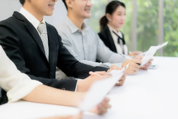 Hombre Negocios Alegre Sentado Con Otros Profesionales Espera Entrevista Trabajo —  Fotos de Stock