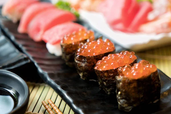 Sushi Con Bacchette Salsa Soia Sushi Rotolare Cibo Giapponese Nel — Foto Stock