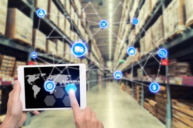 Laptop ile global harita üzerinde kahverengi ahşap masa ve bulanık depo mağaza arka plan beyaz boş ekran ile. Kullanım kargo ithalat, ihracat, lojistik adam için