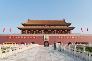 Pekin, Çin'deki Tiananmen kapısı. Çince metin kırmızı duvar okur Tarih: Çin ve dünyanın tüm halkların Birliği çok yaşa.
