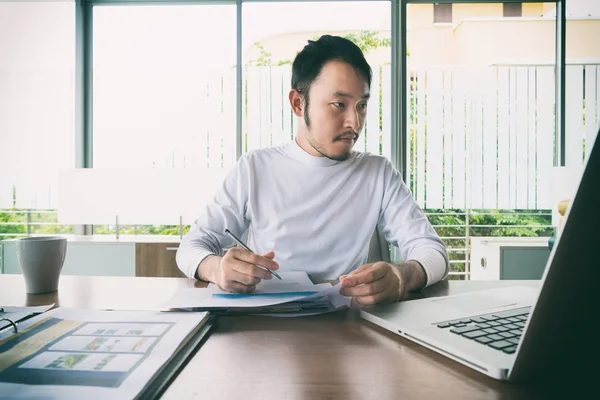 Asiático Inteligente Empresário Gerente Com Casual Fazendo Seu Trabalho Negócios — Fotografia de Stock
