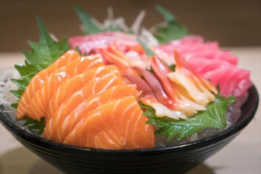 Karışık dilimlenmiş balık sashimi siyah kase buz üzerinde. Sashimi somon balığı Hamachi karides ve sörf sakin ayarla, çiğ balık, Asya restoran Japon gıda.