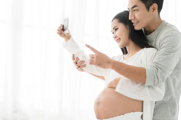 Vackra Asiatiska Gravid Kvinna Och Asiatiska Stilig Man Holding Och — Stockfoto