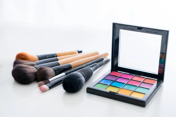 Varios Maquillaje Cepillo Con Maquillaje Productos Correctores Cosméticos Mesa Fondo — Foto de Stock