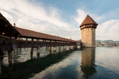 Tarihi kent merkezi, Lucerne ile ünlü Şapel Köprüsü ve Dört kanton Gölü Canton, Lucerne, İsviçre