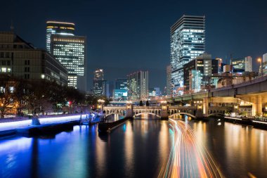 Osaka gökdelen Nakanoshima bölgesinde geceleri Osaka, Japonya'da bina.