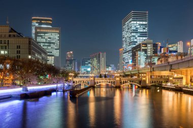 Osaka gökdelen Nakanoshima bölgesinde geceleri Osaka, Japonya'da bina.