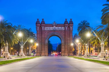 Bacelona Arc de Triomf gece Catalonia, İspanya Barselona şehir. Kemer Neo-Mudéjar tarzı kırmızımsı tuğla inşa