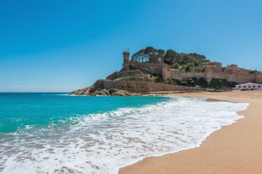 Tossa de Mar ve bir güzel yaz günü, Costa Brava, Katalonya, İspanya kale kumsalda