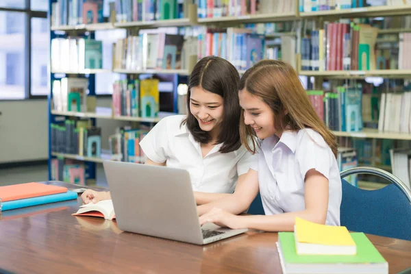 Studenti Asiatici Felici Con Computer Portatile Che Lavorano Studiano Biblioteca — Foto Stock