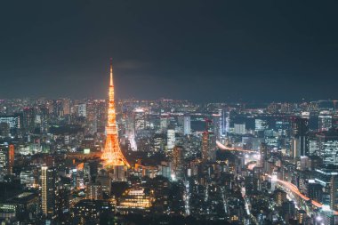 Japonya cityscape alacakaranlıkta. Tokyo Kulesi bina Tokyo iş manzara. Japonya'da iş bölgesi alanında modern yüksek bina