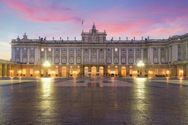 Güzel yaz gün batımında Madrid Kraliyet Sarayı Madrid, İspanya