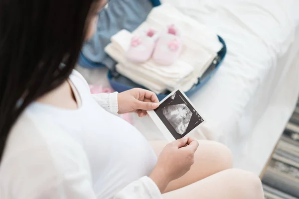 Mujer Embarazada Sosteniendo Imagen Ultrasonido Concepto Embarazo Cuidado Salud Ginecología — Foto de Stock