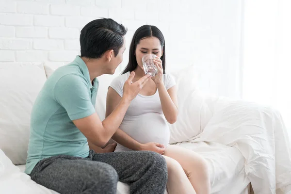 Embarazo Pareja Concepto Atención Médica Asiática Embarazada Mujer Bebe Vaso — Foto de Stock