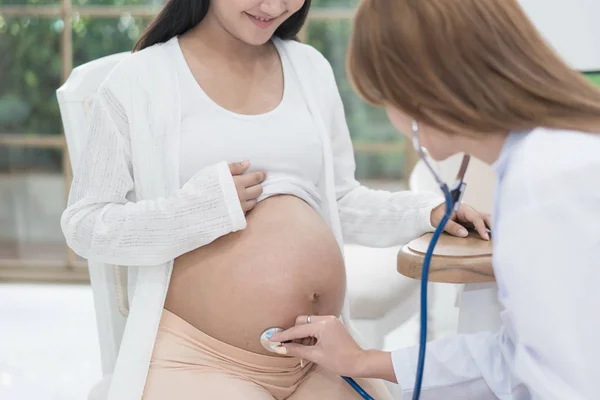 Médico Usando Mano Estetoscopio Blanco Examinando Mujer Embarazada Clínica Concepto — Foto de Stock