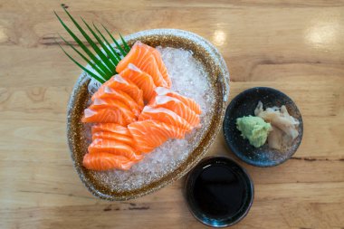 Çiğ somon dilimi veya Japon tarzı taze hizmet içinde somon balığı