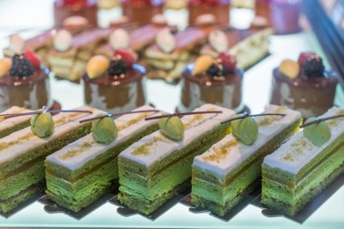 Pasta dükkanındaki cam displadaki farklı tipte kekler.