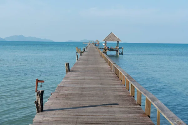 Muelle de madera con cabaña en Phuket, Tailandia. Verano, Viajar, Vacaciones — Foto de Stock