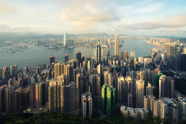 Vista aérea de Hong Kong skyline e Victoria Harbor com s azul — Fotografia de Stock