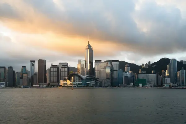 Horizonte de Hong Kong com a luz do sol na parte da manhã sobre Victoria Har — Fotografia de Stock