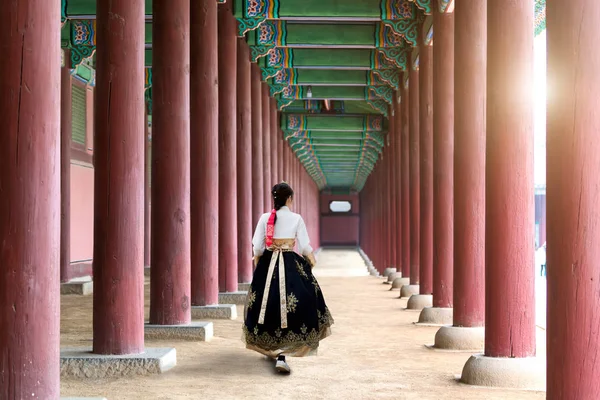 Asian Korean woman dressed Hanbok in traditional dress walking i — Stock Photo, Image