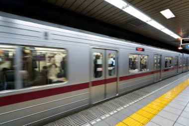 İç Tokyo Metro İstasyonu ve metro iletişim platformu