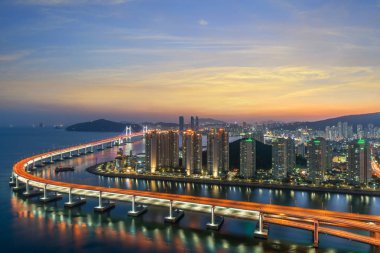 Busan şehir silüeti manzaralı Haeundae District, Gwangalli Beach wi