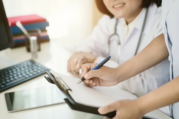 Asiatische Frau Arzt und Krankenschwester im Krankenhaus tun Papierkram in Zimmer — Stockfoto