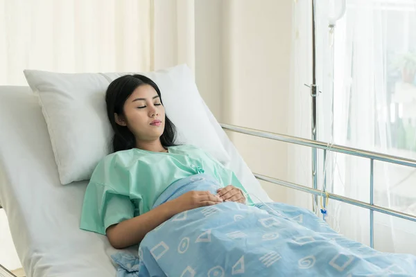 Asiatique patient femme sommeil et couché sur son lit tandis que receivin — Photo