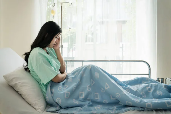 Asiática jovem paciente deitado no quarto. Doentes asiáticos — Fotografia de Stock