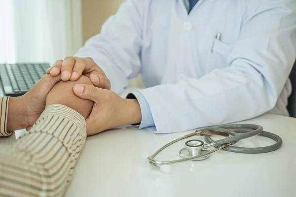 Amical homme médecin mains tenant patient main assise à la de — Photo