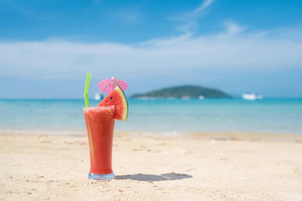Wassermelonen-Cocktail am blauen tropischen Sommerstrand in Phuket, tha — Stockfoto