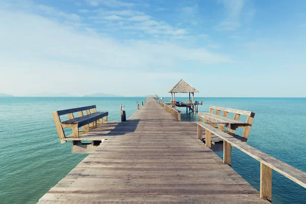 Muelle de madera con barco en Phuket, Tailandia. Verano, Viajar, Vacar — Foto de Stock